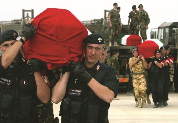 _Carabinieri_'s tweet photo. Nassiriya, #12novembre 2003: un camion pieno di esplosivo provoca la morte di 12 #Carabinieri, 5 militari dell’@Esercito e 11 tra civili italiani ed iracheni. Nella Giornata del Ricordo dei Caduti militari e civili nelle missioni internazionali di pace, a loro il nostro pensiero https://t.co/We4KV09Q4n