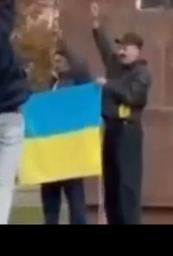 JulienDeDardy's tweet photo. @UkraineStand @ALBK @EdwardMayor @UKRinFRA #Kherson les #ukronazis fiers de présenter le drapeau ukrainien en faisant le salut nazi. Merci #Ukrainestand pour ces nouvelles magnifiques images. https://t.co/CixtlSeJ7Z