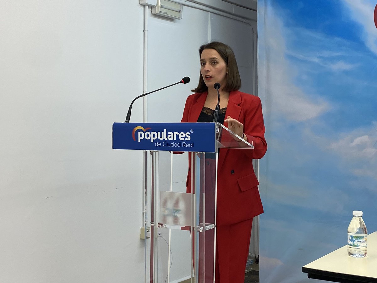 M_A_Valverde's tweet photo. 👉🏻Nuevo proyecto de @PPopularAlmagro que presidirá Marta Rivero. Alternativa sería para recuperar el gobierno de este minicipio. 
👉🏻Gracias a David Fúnez por sus 6 años de trabajo.
👉🏻@PPCiudadReal1 ayer en el congreso que clausuró nuestra secretaria regional @PP_CLM @carolagudo. https://t.co/gCDOQJFngH