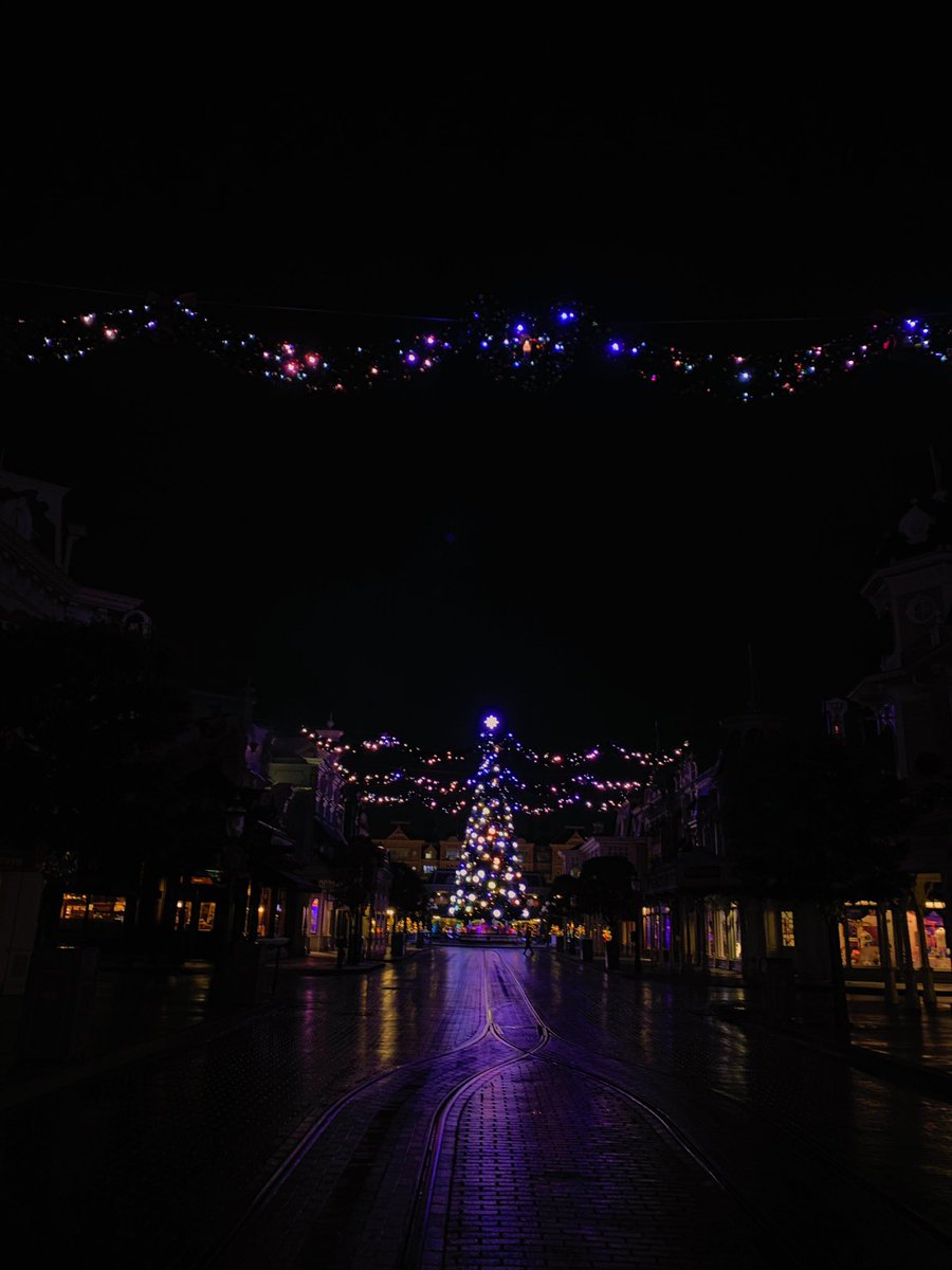 davidrblsmm's tweet photo. Levantarme a las 5 de la mañana es horrible. Pero entrar a trabajar y encontrarte esto no está pagado. La Navidad ha llegado aquí. ❤️ https://t.co/7harJqouPp