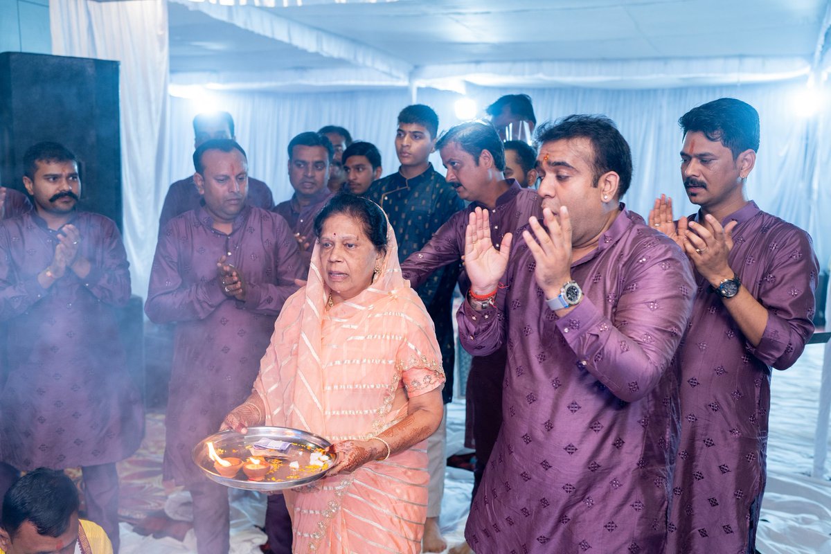 sankhala_darsh's tweet image. गृह प्रवेश में आयोजित भजन संध्या के कुछ दृश्य।।
#Darshan #darshansankhala #home #raamapeer