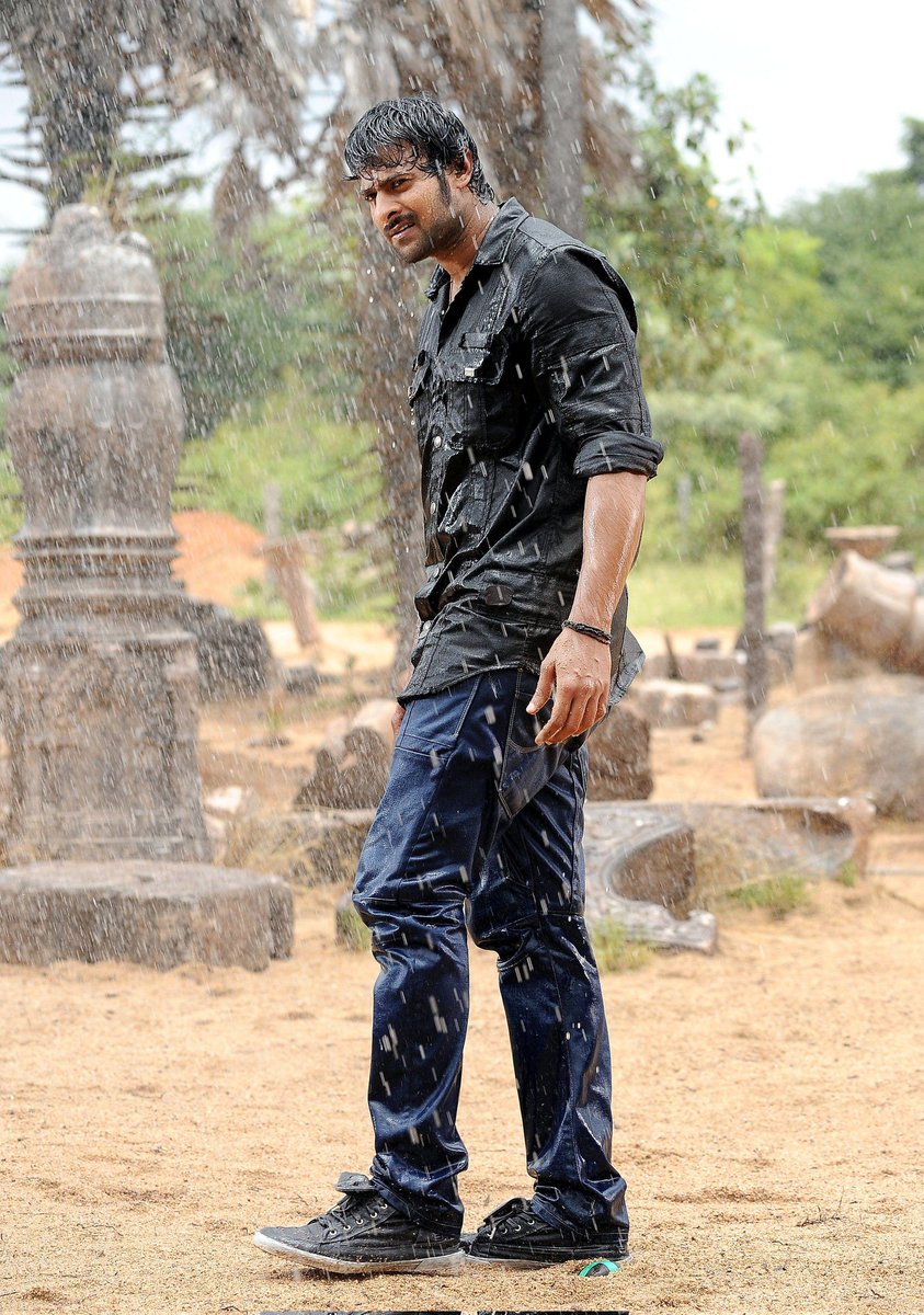 VenkyPrabhas_'s tweet photo. Ee Pic lo #Prabhas Anna Kaallu Daggara Edho Meeku Adhi Ento Teliste Cheppandi https://t.co/ZLffY67N9G
