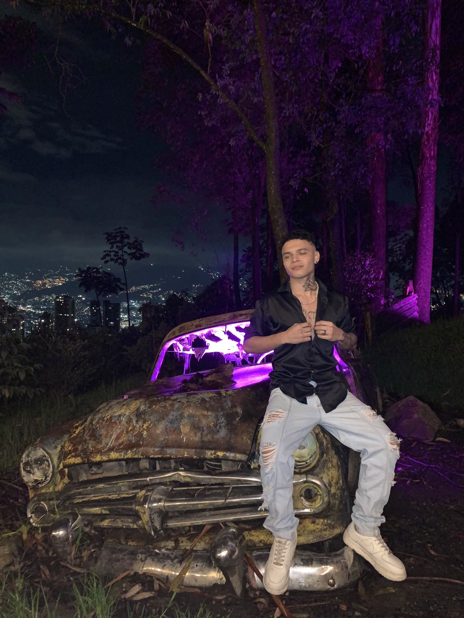 TW Pornstars 2 pic. Krlos Torres🇨🇴. Twitter. El bosque era rosado💗