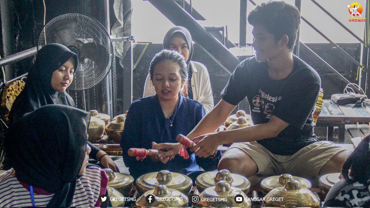 gregetsmg's tweet photo. Kunjungan Universitas PGRI Semarang dalam rangka pelaksanaan kegiatan Kebhinekaan Modul Nusantara Program Pertukaran Mahasiswa

Dan materi yang terakhir diajarkan yaitu menabuh gamelan✨sampai bertemu kembali dilain waktu☺️

Sabtu, 12 November 2022

#gregetsmg #sanggartarigreget https://t.co/CKSw1UsGy8