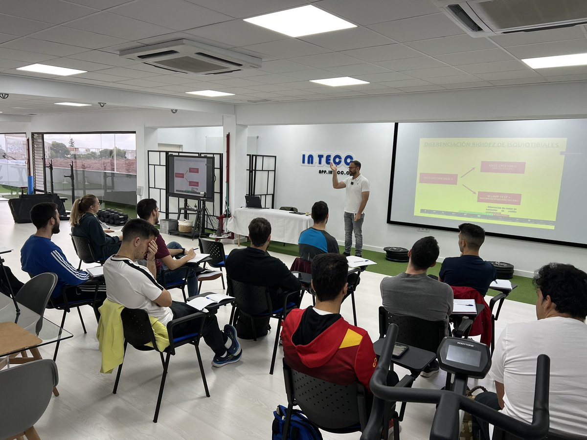 formufisMURCIA's tweet photo. Seguimos con nuestro Experto en Fisioterapia junto a #intecc. Hoy le toca el turno a @BennasarIvan para hablarnos de Disfunciones del Movimiento Coxolumbopélvico, la prescripción de ejercicio y su dosificación.
#fisiopatologia #disfuncion https://t.co/mBOrGlERcC