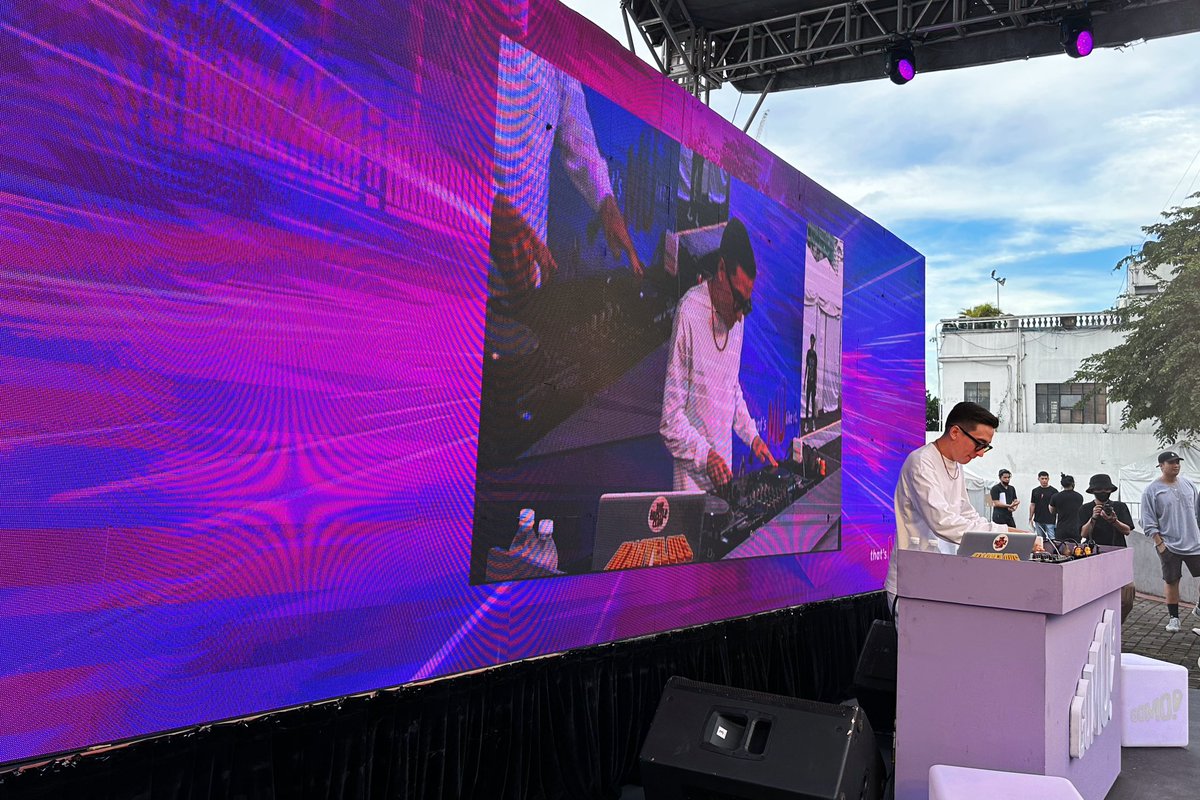 gomo_ph's tweet photo. Rock our world, DJ Tolo Marvelous! 🎛️📀 We're so ready to party here at the GOMO Skate Park @_CircuitMakati so, you better rush here now, GOMO Fam! 💯 

#ThatsMoLikeIt  #PullOutTheStops https://t.co/IoXDOPj2cv