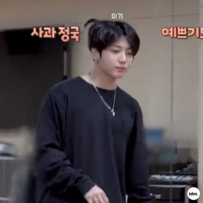 indomyfess's tweet photo. -idm mau ngingetin kalian, local lagi pada marah² karena jungkook. Dan mereka jga pada nyenggol soal kanjuruhan kemarin. Tolong jangan kepancing, karena kesannya kita ga ikhlas buat bantuin dan minta di hormatin banget setelah kejadian itu. FOKUS SAMA VOTE DAN  (cont..) https://t.co/LRhJBeXSgC