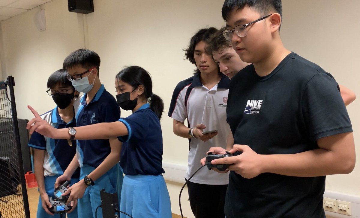 NoahkahanTours's tweet photo. Such an amazing week of robotics with the #VEX #SAISRobotics team! Capped it off with a silver🥈 place finish at #SingVEX championships🤖First time competing! So proud of our team and their dedication, it all paid off💰@SAISSingapore #SAISRocks https://t.co/sPe5mXjTIc