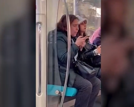 beehaber's tweet photo. Marmaray'da yere çöp atan bir kadın, gelen tepkilerle başa çıkamayınca "Yüksek mevkilerde tanıdıklarım var. Görürsünüz, buraya Recep Tayyip Erdoğan gelecek" diyerek telefonla bir yakınını aradı. https://t.co/vqzcv6eKOK