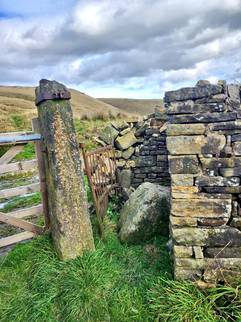 HikingManchest1's tweet photo. @LakesStiles @LordOrk @tismenic70 @Soapy_Wit_Tank @Yeti98_ @tutty352 @ceadela @WindowsLake @LansdellMum @CharlesBewley2 @RuthRendell1 @ProjectWHYUK Rochdale stoop and blocked gate for #StoneStoopSaturday https://t.co/R05vvAvW5P