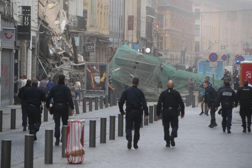 lavoixdunord's tweet image. #Lille : un immeuble s’effondre soudainement en centre-ville, on ne sait pas s’il y a des blessés lavoixdunord.fr/1252737/articl…