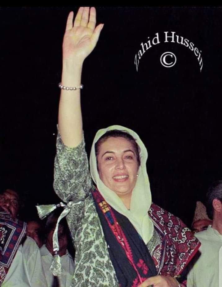 ZubairRaza63373's tweet photo. جیسے جیسے دسمبر نزدیک آتا ہے یقین کرو دل خون کے آنسوں روتا ہے
زندہ ہے بی بی زندہ ہے ❤️🇱🇾
#missyou
#SMBBS
@BBhuttoZardari https://t.co/sfF2LWgMB7