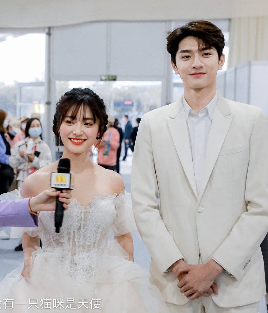 HELLOstuPID26's tweet photo. Last year, Yueyue looks like she'll be married to Lin Yi.

This year, Yueyue looks like she'll be married to Dylan Wang.

HAHAHAHAHAHA https://t.co/QpsxXmDtK3