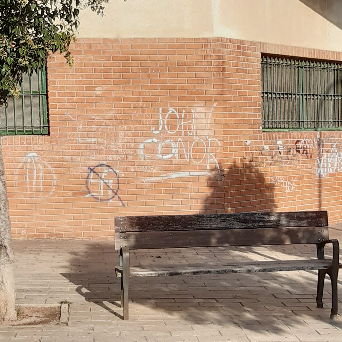 bitsofbas's tweet photo. Is this a Terminator reference painted on a random wall in Alicante? 🤔😳 https://t.co/0kL01GmOSq