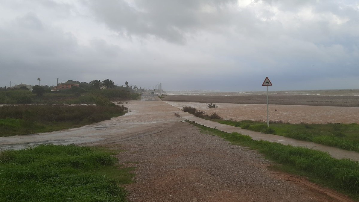 Ajunt_Benicarlo's tweet photo. ☔️ En les últimes 12 hores han caigut 60,2 litres d'aigua a #Benicarló i encara pot ploure més durant el dia d'avui 

🚧 Continuen tancats els camins que creuen la rambla de Cervera (Mar Xica, Cementeri, antic parc de bombers, camí de Sant Jordi i camí dels Moliners)

⤵️ https://t.co/vzIhXFqew9