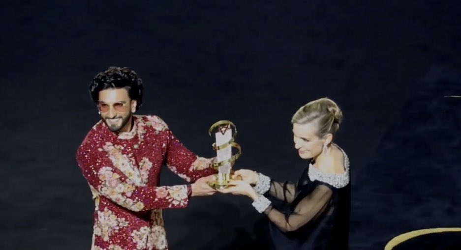 filmibeat's tweet photo. On the opening night of the #Marrakech International Film Festival Bollywood star
@RanveerOfficial took centre stage to dance and perform an impromptu rap number from 'Gully Boy' as he received the #EtoiledOr award.
#RanveerSingh #marrakechfilmfestival #GullyBoy https://t.co/SFiSn6PtlK