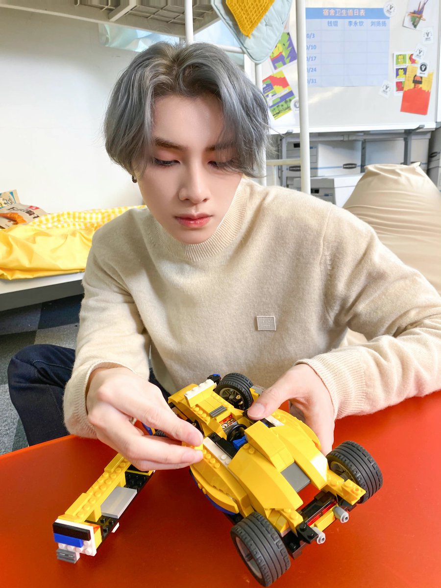smoldejuns's tweet photo. xiaojun’s weibo update 😭

“i want to drink milk tea” https://t.co/QZfgtdYJ6l