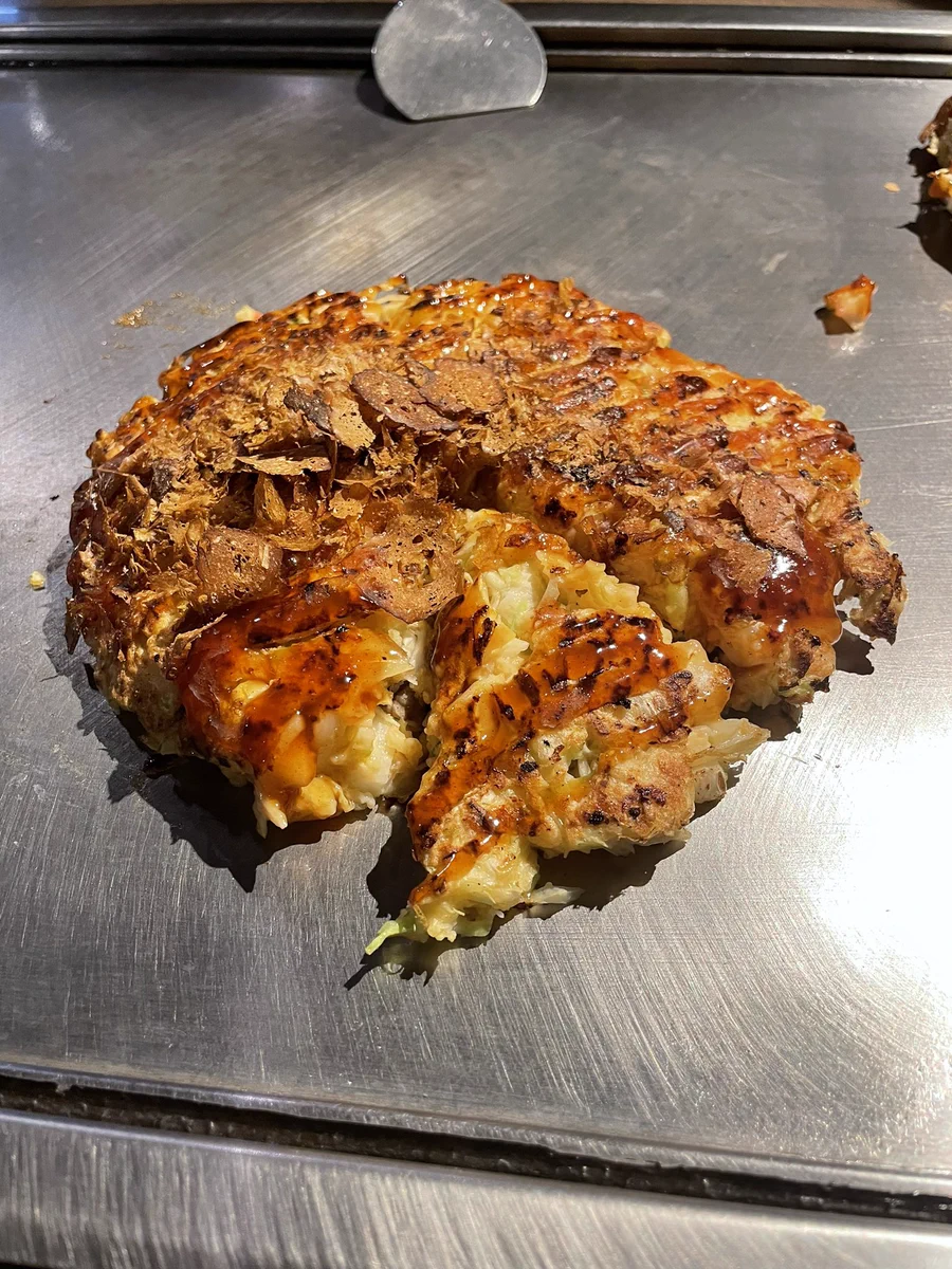 「お前…関東のスパイか…？」お好み焼きの切り方でスパイを疑われるwww