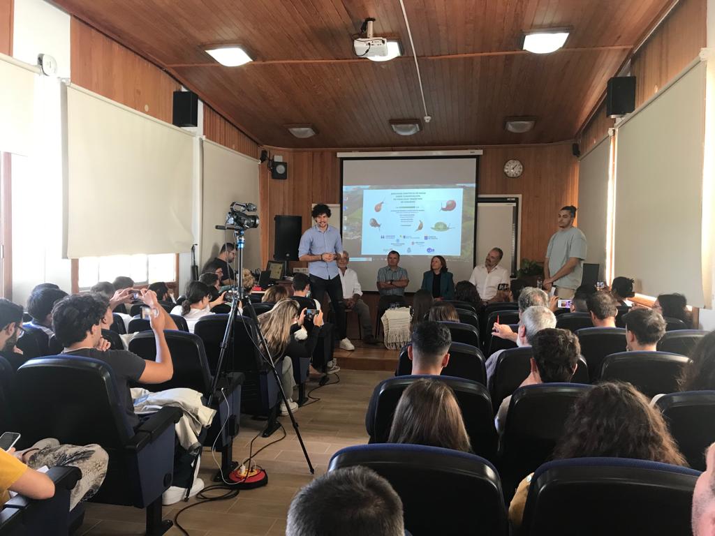 Patricia Delponti (@pdelponti) on Twitter photo Semana de chuchangas, investigación y divulgación. Alianza estratégica entre alumnado de Biología y Periodismo. <a href="/PeriodismoULL/">Periodismo ULL</a> <a href="/CienciaULL/">Cienci@ULL</a> <a href="/LP__Fundacion/">Loro Parque Fundación</a> <a href="/santacruz_ayto/">Ayuntamiento de Santa Cruz de Tenerife</a> <a href="/EcologicaGobCan/">Transición Ecológica y Energía</a> <a href="/invest_ull/">Investigación y Transferencia ULL</a>
ull.es/portal/noticia… Semana de chuchangas, investigación y divulgación. Alianza estratégica entre alumnado de Biología y Periodismo. <a href="/PeriodismoULL/">Periodismo ULL</a> <a href="/CienciaULL/">Cienci@ULL</a> <a href="/LP__Fundacion/">Loro Parque Fundación</a> <a href="/santacruz_ayto/">Ayuntamiento de Santa Cruz de Tenerife</a> <a href="/EcologicaGobCan/">Transición Ecológica y Energía</a> <a href="/invest_ull/">Investigación y Transferencia ULL</a>
ull.es/portal/noticia…