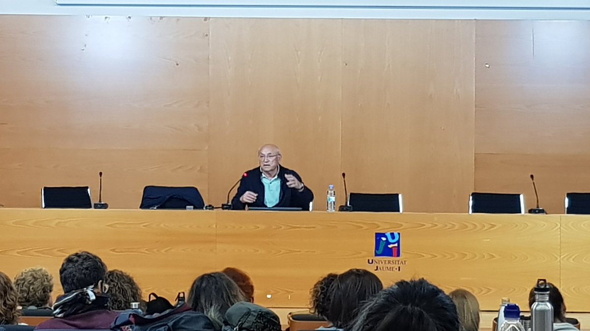 mpilarferrer's tweet photo. Segona sessió Escola Hivern amb Francesc Imbernon https://t.co/ItLpv9xZxC