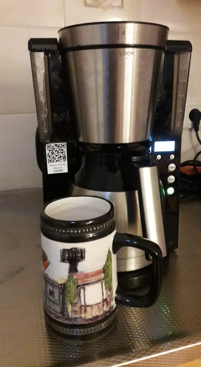 kippenhok1902's tweet photo. Koffietijd! Op het werk ( Je collega's de gek aansteken) of thuis. Hoef je minder vaak naar het apparaat lopen. Hier zal @GAE_Business als werkgever heel blij mee zijn. 😀
Bestel hem in de fancar vanaf 18.30 uur op het plein voor #gaevit. #kowet ❤💛 #juweeltjes Tot morgen https://t.co/KkQ5pnmuao