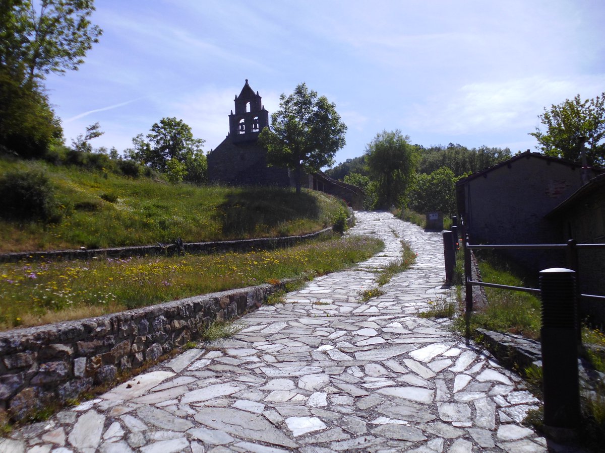 CaminoCyL's tweet photo. En la pequeña localidad leonesa de #Horcadas, situada en el #CaminoValdiniense, destaca la exuberante naturaleza dentro del Parque Regional Montaña de Riaño y Mampodre. La iglesia está dedicada a los santos Cornelio y Cipriano

#Xacobeo #peregrinos #pilgrims #SaintJamesWay https://t.co/TPH9WCwkao