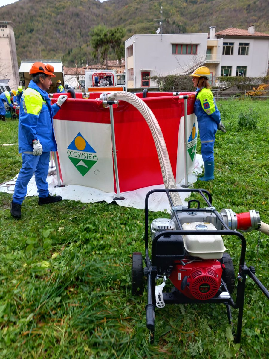 PCRemanzacco's tweet photo. Si sta svolgendo a #Torreano l'esercitazione per l'utilizzo delle motopompe organizzata dal distretto ValNatisone

Presenti anche i #volontaridivalore del gruppo comunale per testare, esercitarsi ed imparare per essere pronti in caso di necessità

#socialmediacommunityFVG https://t.co/O7Enw7bBhQ