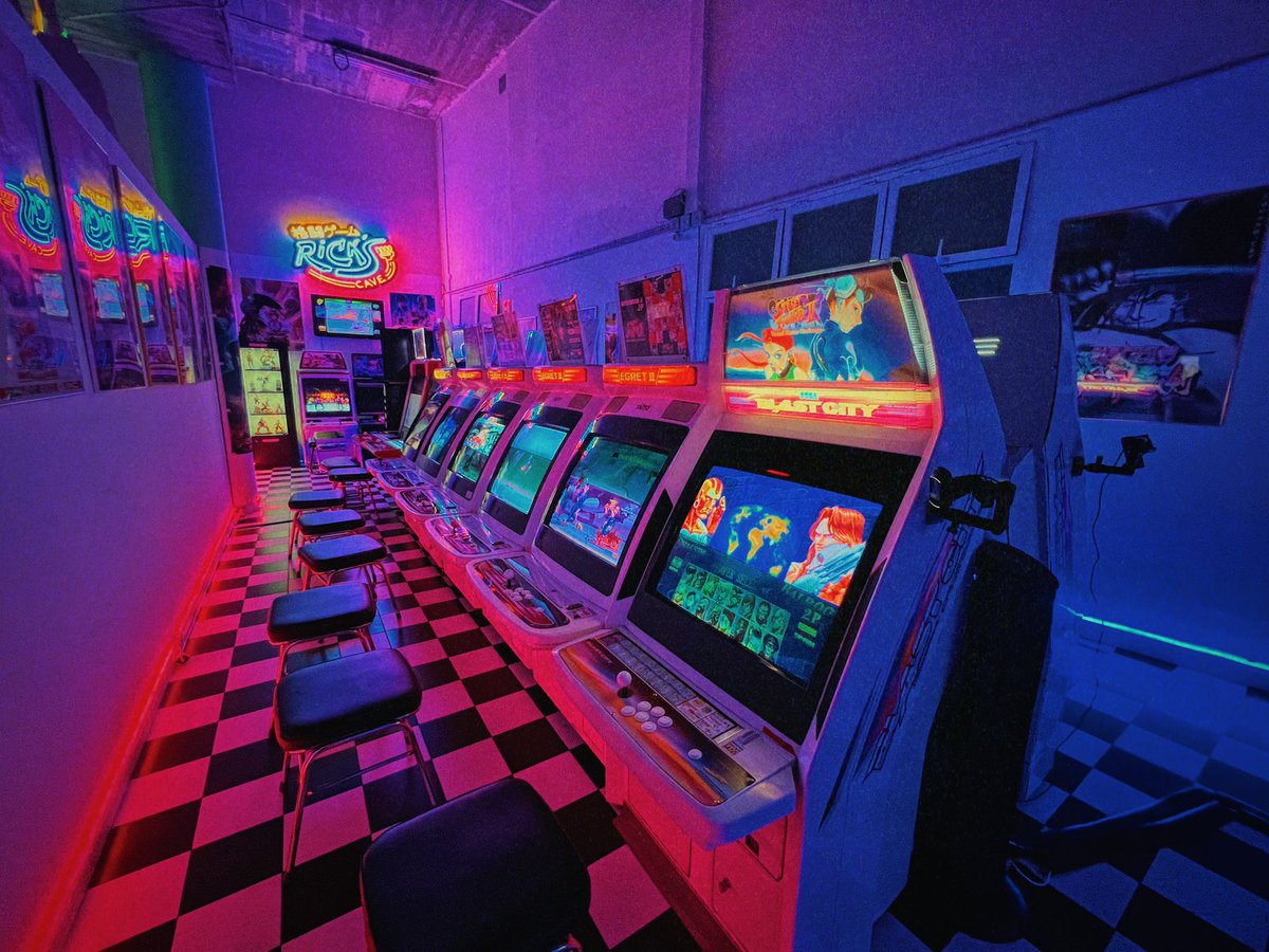 victoralonso_es's tweet photo. We’ve just started playing 2x in #fbt22 and… OMG! So much fun 🤩 Such an awesome place is @RickiTTT ‘s CAVE! #Barcelona #2xbcn @2XBCN https://t.co/0Z0zRcyCup