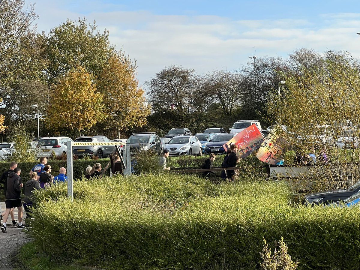 The Remembrance festival has begun. The runners are on their way and will be back after 8km to then get involved in military challenges.

Come on down. Plenty of activities for kids, brass band and bands throughout the day. Bar open and food available. 

facebook.com/groups/6362421…
