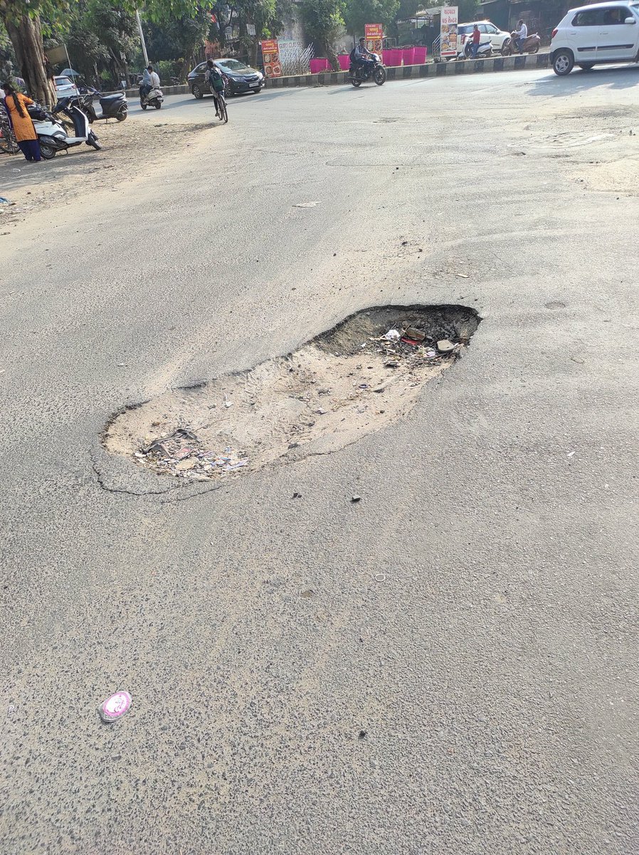 ____nishrik____'s tweet photo. @VMCVadodara  Are you waiting for any accident to fill this pathole?
It's been more than 2 month now..
Location - Panchwati Chowkdi, Gorwa https://t.co/ket4VXQCfZ