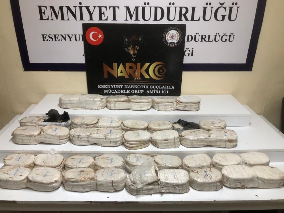 Türk Polisi yakalar👏 İstanbul İl Emniyet Müdürlüğü Narkotik Şube'nin operasyonlarında; ◾Çatalca'da, Avrupa'dan gönderilen tırda 56 kg ESRAR, ◾Beylikdüzü'nde, Ekvator ülkelerinden gönderilen konteynırda 22.8 kg LİKİT KOKAİN, ◾Esenyurt'ta, 50 kg ESRAR ELE GEÇİRİLDİ +