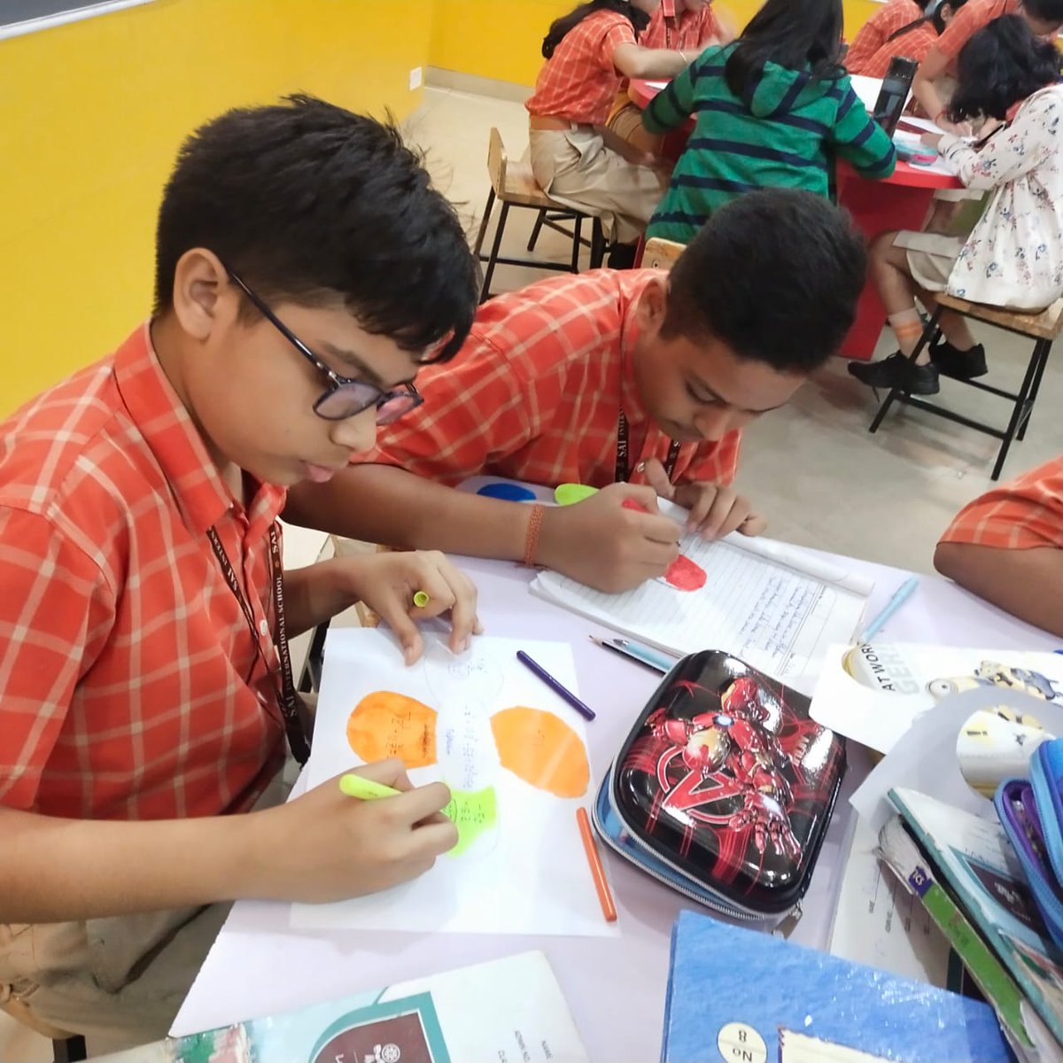 SAI_Edu_In's tweet photo. SAIoneers of Class VII learn to simplify algebraic expressions by differentiating between like terms & unlike terms by integrating art in their Maths Lab Activities
#EngagedLearners
#Artintegration
#JoyfulMathematics
#MathLabActivities https://t.co/N7UK7z3Djc