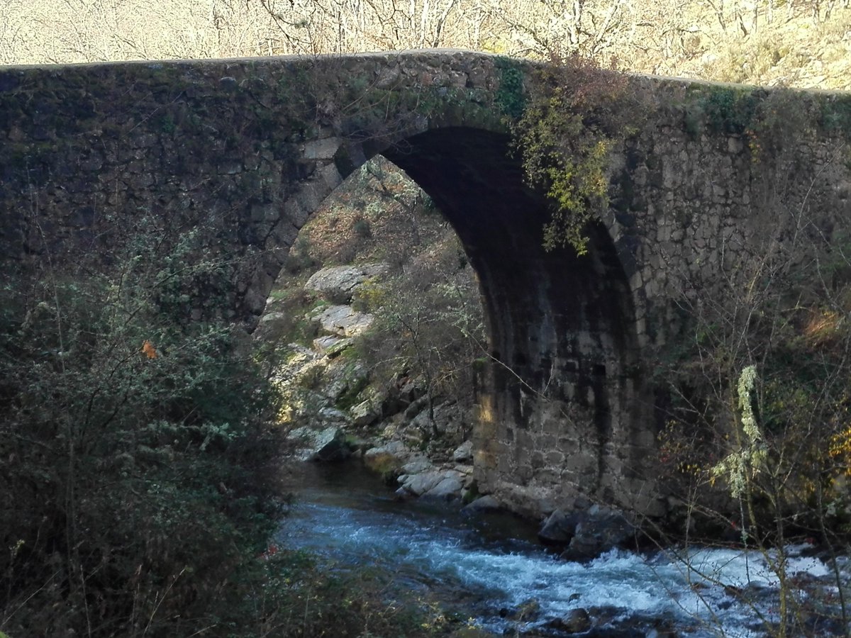 VeradeCaceres's tweet photo. Patrimonio de #LaVera. Puente Jaranda en #JarandilladelaVera. Es otro de los puentes históricos de La Vera. Según las características se puede datar a principios del siglo XV y parece que era utilizado por monjes jerónimos, del monasterio de Yuste, para acceder a sus fincas. https://t.co/kxyjogUVMF
