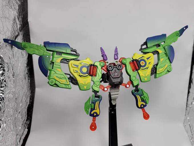 BEASTBOXのカイトモスです。変形はかなりシンプルですが広げた羽の面積が広く迫力があります。カラーリングもとても綺麗ですね。特典で幼虫とサナギが付属します(枝は同シリーズ別特典です) 