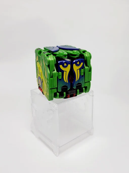 BEASTBOXのカイトモスです。変形はかなりシンプルですが広げた羽の面積が広く迫力があります。カラーリングもとても綺麗ですね。特典で幼虫とサナギが付属します(枝は同シリーズ別特典です) 