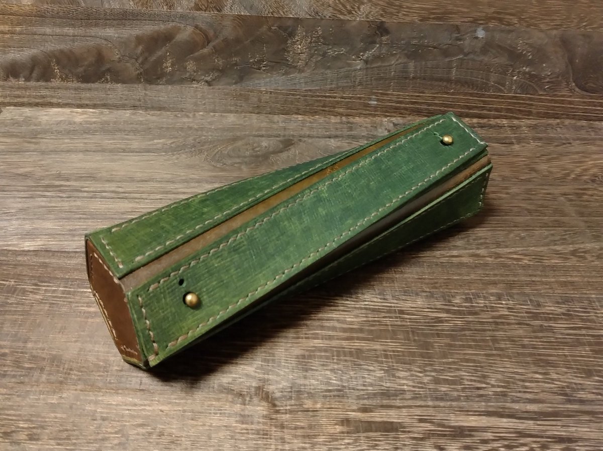 hagu_artisan's tweet photo. 突発！プレゼント企画！

以前に制作したペンケースの試作品を放出！

到着報告&amp;作者がペンケース使わない人なので、使用感を含む改善点等のご意見くれる方

サイズは全長180mm、外形50mm、思いつきで作った試作品なので詰の甘い部分があるのはご了承下さい！

細い注意事項は次画像にて！ https://t.co/0UCKGVtuaR