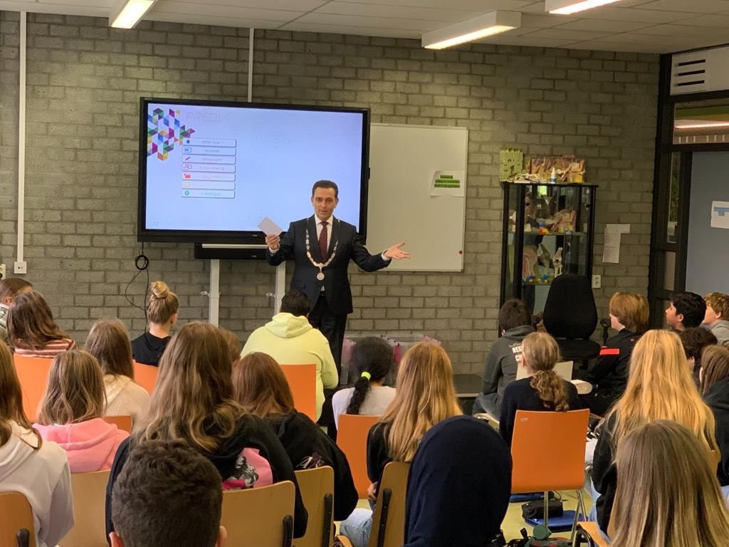 Burgemeester Michel Bezuijen (@michelbezuijen) on Twitter photo Een mooie werkweek met veel ontmoetingen in de stad. Ik heropende het nieuwe kantoor van <a href="/Miniclip/">Miniclip Games</a> (<a href="/Gamebasics/">Gamebasics</a>), reikte de gemeenteoorkonde uit aan @Koorinvasion voor hun 25-jarig jubileum Γ©n mocht een gastles geven tijdens de Week van het Respect op het ONC Clauslaan. Een mooie werkweek met veel ontmoetingen in de stad. Ik heropende het nieuwe kantoor van <a href="/Miniclip/">Miniclip Games</a> (<a href="/Gamebasics/">Gamebasics</a>), reikte de gemeenteoorkonde uit aan @Koorinvasion voor hun 25-jarig jubileum Γ©n mocht een gastles geven tijdens de Week van het Respect op het ONC Clauslaan.