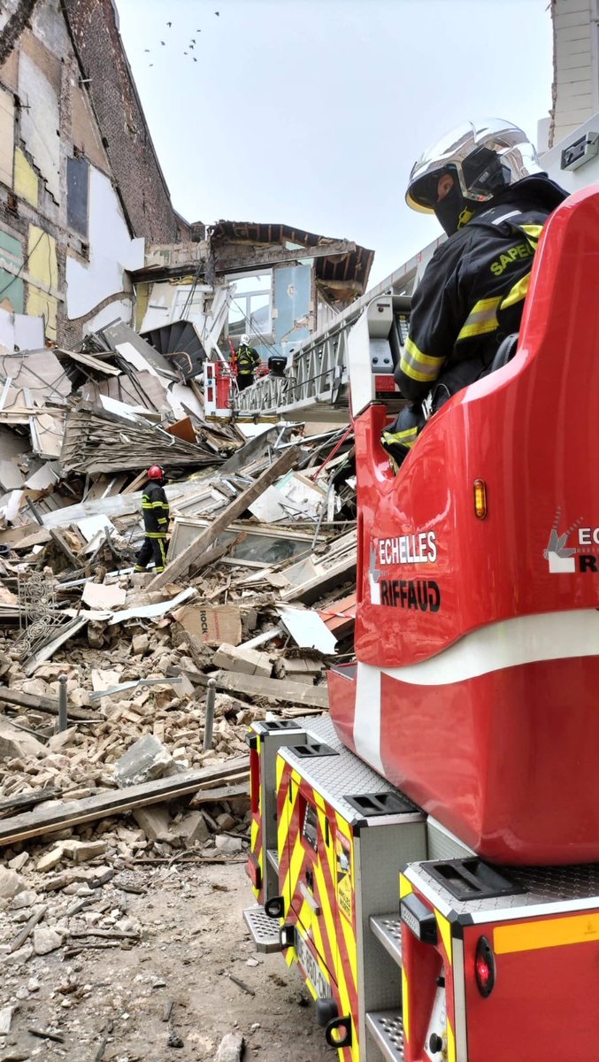 Sdis59's tweet image. [🚨 Effondrement de bâtiment - Lille]
1/2
Les secours interviennent, depuis 9h ce matin, Rue Pierre Mauroy pour un effondrement de bâtiment.

Deux bâtiments sont concernés.