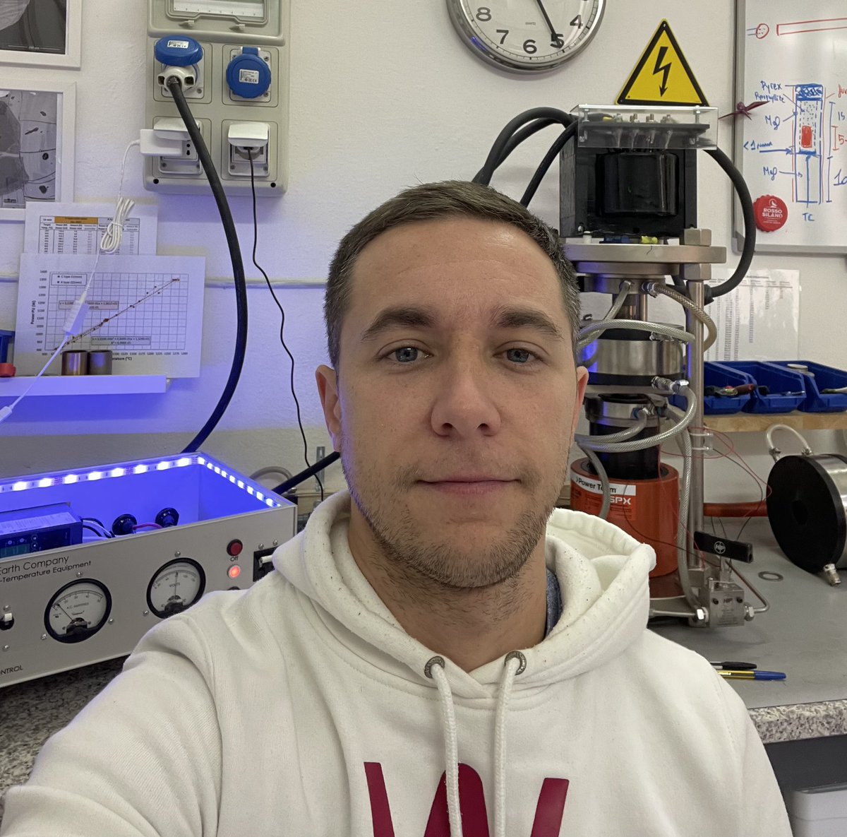 Saturday morning quench after a 48h long experiment! #petrology #volcanology #lab