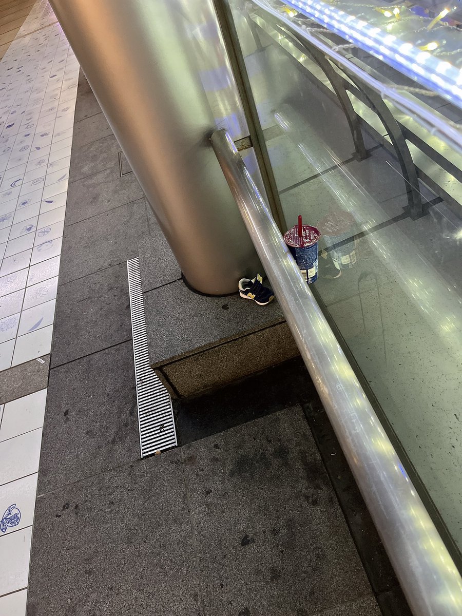 誰か博多駅2F外通路Samantha Thavasa前あたりに靴落としてますよー💦

(あと、ゴミ捨てた奴も取りに来い。)