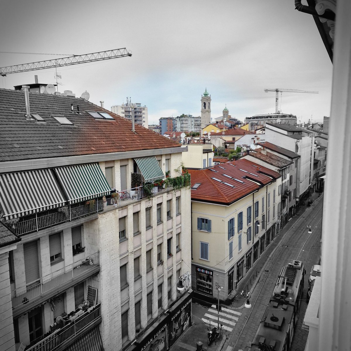 svegliarsi la mattina al rumore di un tram, ritrovarsi al quinto piano di un palazzo, nel centro di una grande città. a casa mia la mattina mi svegliano le tortore e e il cantare dei passeri. 😜😜