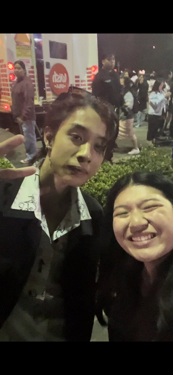 llaurengt's tweet photo. STILL CANT BELIEVE THIS HAPPENED 😭 had my own fangirl moment and the boys were so kind to take pictures with their aces 😭🫶 (and yes i was already crying by this point 🥹)

BGYO WISHBUS USA LIVE
#BGYO #BGYOWISHUSAexperience https://t.co/OCT0TnW5Na