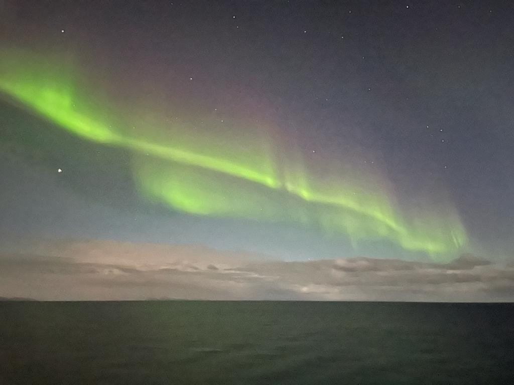 Threadfall's tweet image. Last night in Alta.
#Northernlights #Auroraborealis #bts #btsarmyforever #btsao40