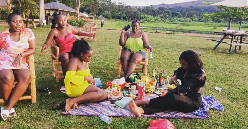 TongoloResort's tweet photo. Color themed picnic today with these very gorgeous ladies. https://t.co/RhB6cUhQu7