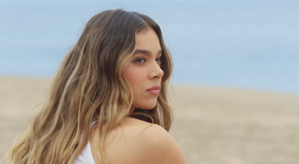 Angielumpy's tweet photo. My god i love it!! @HaileeSteinfeld you bring warmth as the weather turns cold!😁So proud of you, you look stunning as always...
I can't wait to see the next one!!I💙U
#CoastMV #HaileeSteinfeld

You have to watch if you want to travel to another world!!
https://t.co/t0uLDIfHqZ https://t.co/IIO21ES8mQ