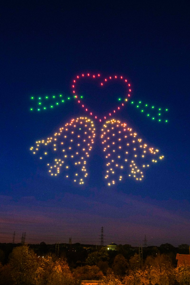 lunatX_sfx's tweet photo. Erste Impressionen unserer Drone Show für das Opening des Weihnachtsmarkts am Westfield Centro 🌌🎄🎅 📸: @manxdesign
#westfieldcentro #centrooberhausen #westfieldcentrooberhausen #droneshowcentro #lunatx #lunatxdroneshows #dronelightshows #droneshows #lunatxsfx #dronedance https://t.co/SWUEQLweuz