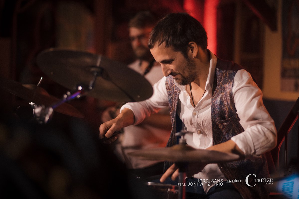 JoniWitzi's tweet photo. (1/2)

💥 L'altre dia vam viure una vetllada molt bonica al #JazzSalonC13 (#SalàsDePallars), i el @joanllimi ens va fer un fotoreportatge espectacular...

Cia. @JSans_ft_JWtrio 

Moltes gràcies @CTretzePirineus, #etsona_music_arts_projects i #BotiguesMuseuSalas!!! https://t.co/2VBDwBy8Zz