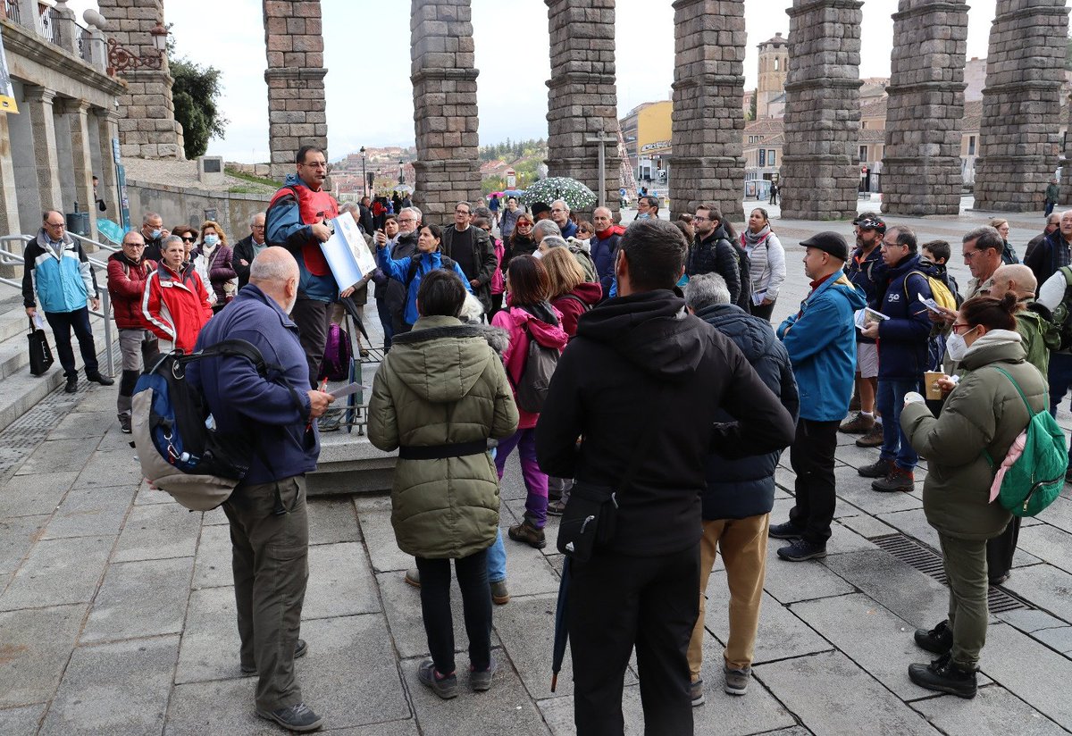 El concejal de Medio Ambiente, Ángel Galindo, ha acudido esta mañana a la salida de la excursión 'A todo riesgo XVI, convivir con los desastres geológicos cotidianos'. Esta actividad divulgativa está organizada por el <a href="/IGME1849/">Instituto Geológico y Minero de España</a>  y Segovia Educa en Verde 

#SegoviaEsMedioAmbiente