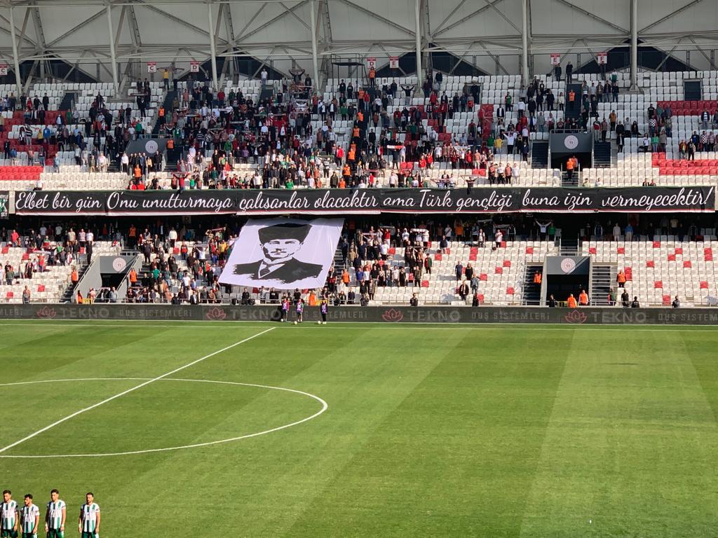BeyazyakaliSC's tweet photo. Muhteşem bir el emeği pankart Karşıyakalılardan.

"Elbet bir gün O'nu unutturmaya çalışanlar olacaktır ama Türk gençliği buna izin vermeyecektir."

@uniksk https://t.co/2i43ZfqhO4