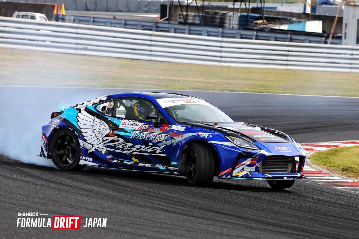formuladjapan's tweet photo. 2022 #FDJ2 Rd.5
#FDJ2OKU #岡山国際サーキット

TOP16
Hidehiko Sugita vs Hideo Hiraoka
杉田英彦 選手 vs 平岡英郎 選手

Bye Run!!

#FormulaDriftJapan #FormulaDrift #FormulaD #FD #FDJ #FDJapan  #Yokohama #Advan #Neova #ネオバ #AD09 #横浜ゴム https://t.co/K9shkUfr9e